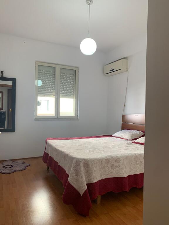 Al Kristal Center, Via Frank Bardhi, si affitta un appartamento 1+1 arredato. 60.000 Leke