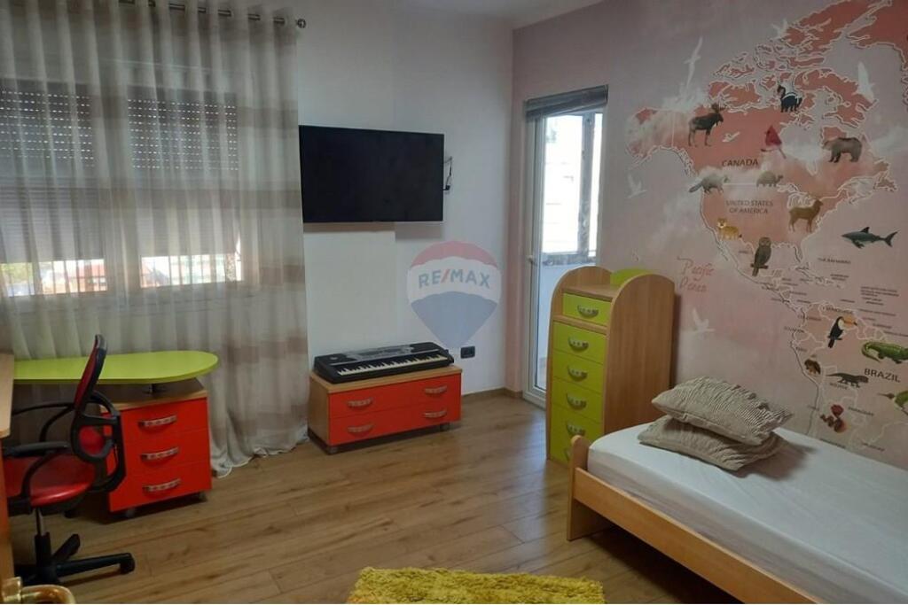Appartamento 2+1 più posto auto a Komuna e Parisit