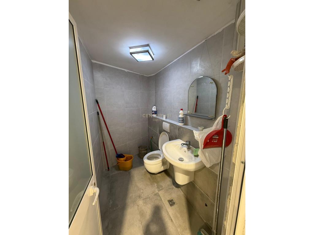 Ambient Komercial Me Qira në Rruga Barrikadave, Tirana 55 m²