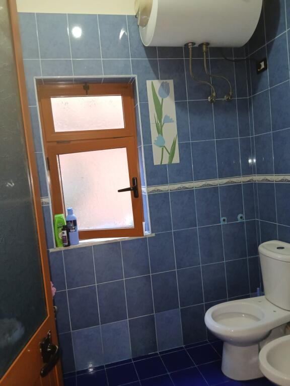 🏠Nella zona di 5 Maj, di fronte alla scuola “Tirana Jone”, si affitta il secondo piano di una villa, 2+1, arredato, 50.000 Leke 