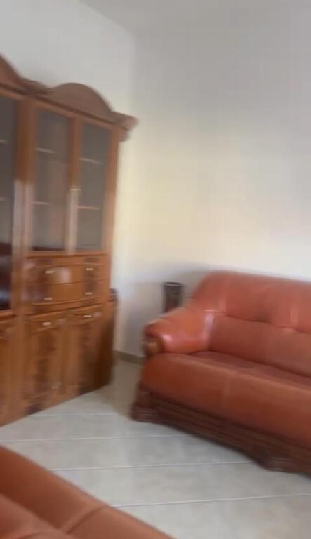 Jepet me qera apartamenti 1+1 , rruga siri kodra prane hotel meridian Cmimi: 400 mije leke