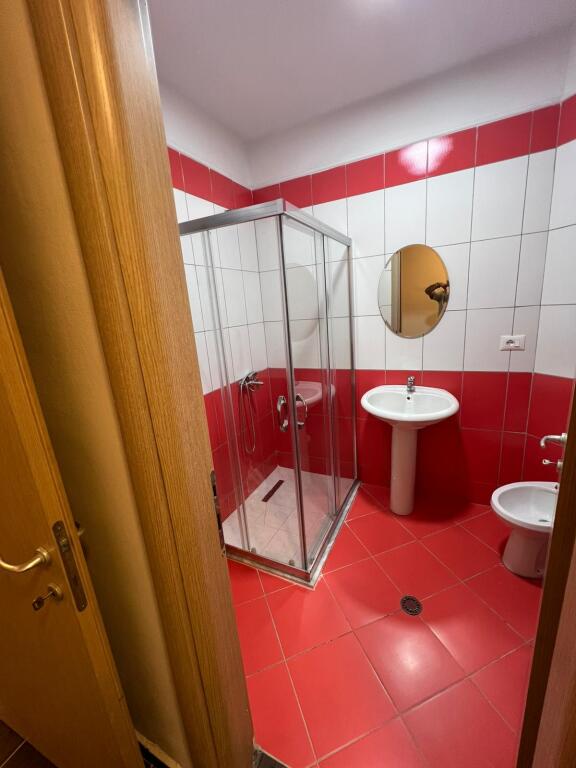 🏢Yzberisht, vicino a Kmy, appartamento 2+1+2, arredato, in affitto. 45.000 Leke
