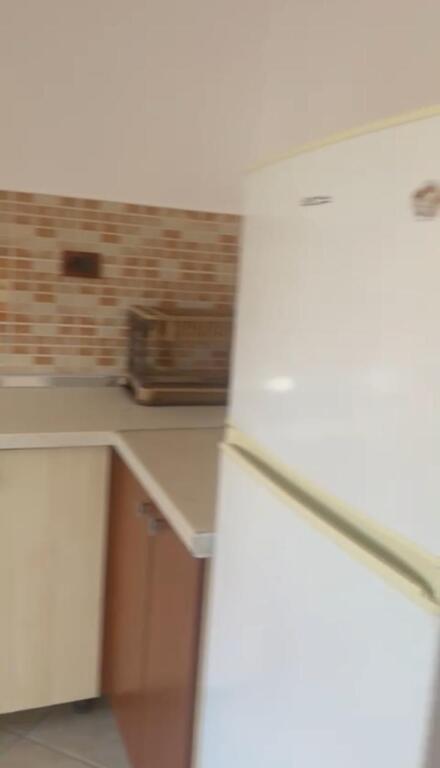 Jepet me qera apartamenti 1+1 , rruga siri kodra prane hotel meridian Cmimi: 400 mije leke