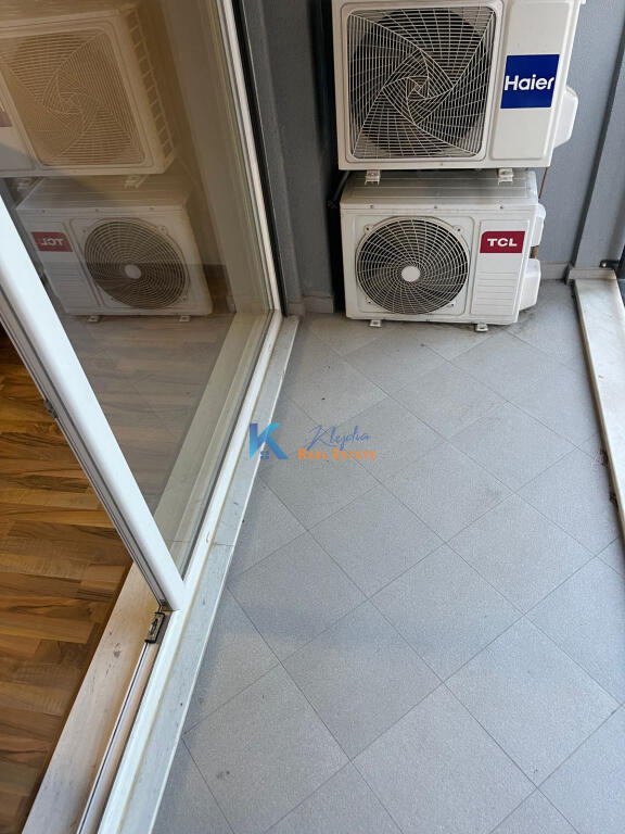 Spazio ufficio+Parcheggio in affitto a 21 Dhjetori, vicino a Abi Bank