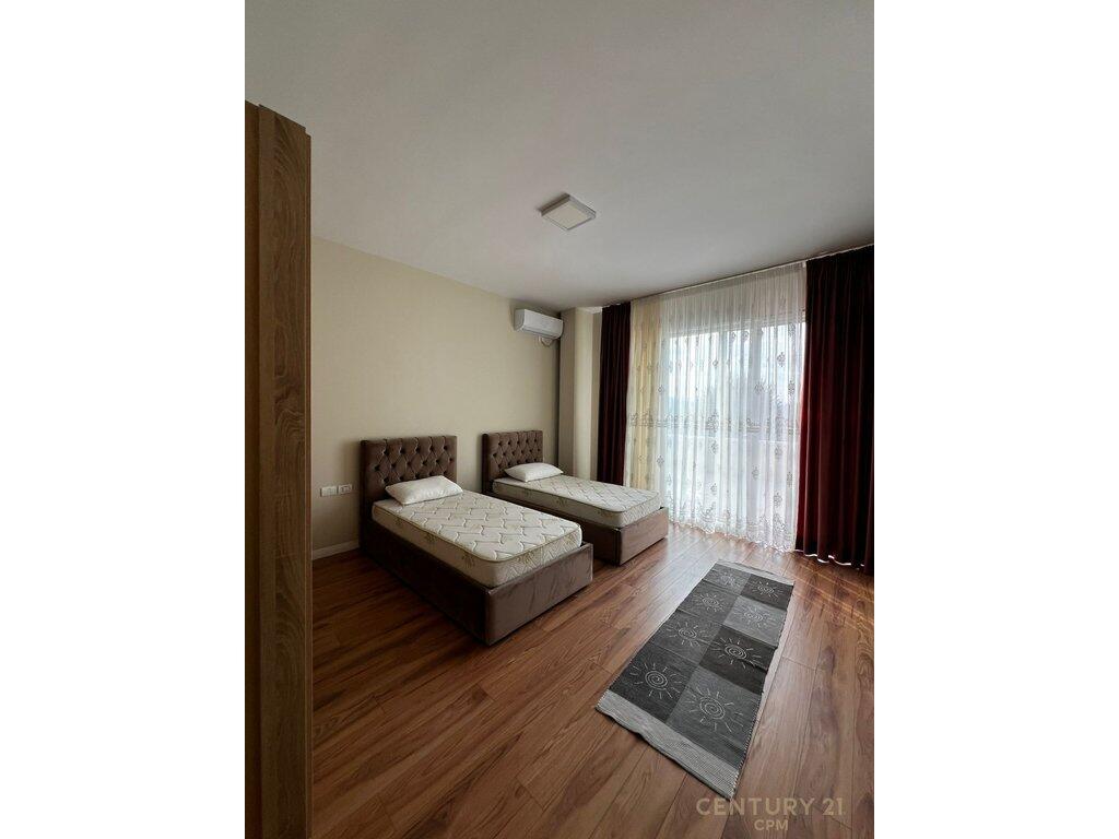 Affittasi villa su 3 piani a Prush 1.600 € /Mese