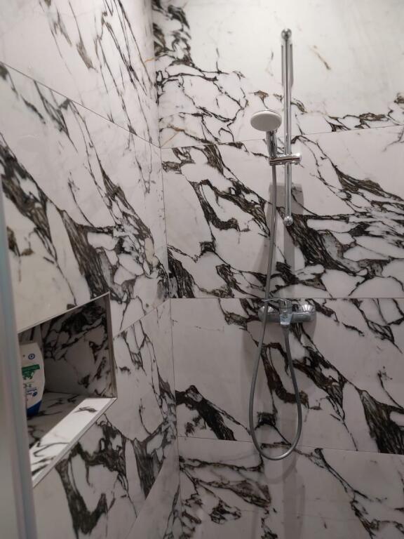 In affitto appartamento arredato di lusso 2+1+3, Kodra e diellit vicino al big market  Prezzo: 700 mila leke