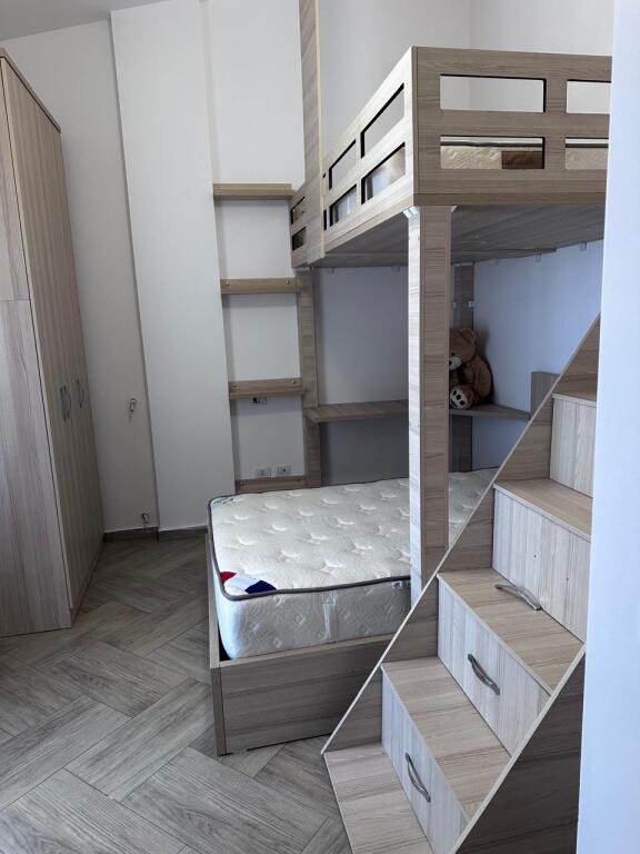 Jepet me qera penthouse 2+1+verande