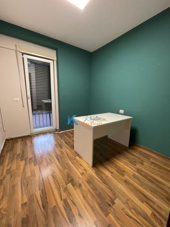 Spazio ufficio+Parcheggio in affitto a 21 Dhjetori, vicino a Abi Bank