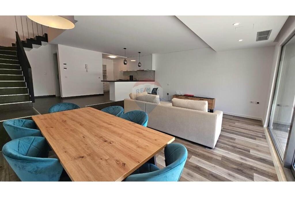 Villa - In Affitto - TEG, Tirana € 2,300
