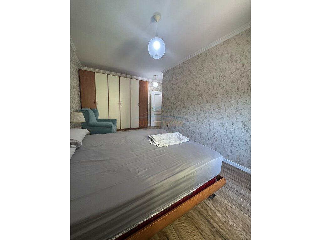 Shitet apartament 2+1+2 Bllok