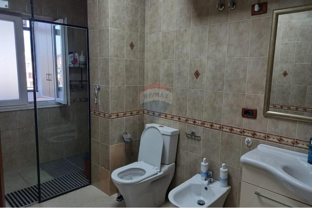 Appartamento 2+1 più posto auto a Komuna e Parisit