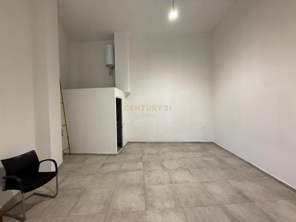 Ambient Komercial Me Qira në Rruga Barrikadave, Tirana 55 m²
