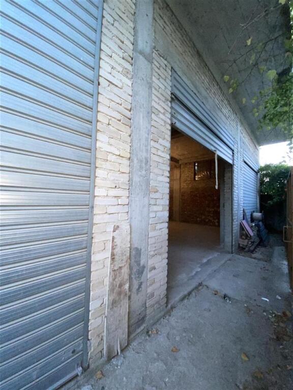 📍 Jepet me qira magazinë/servis – Kombinat, Rruga e Qelqit