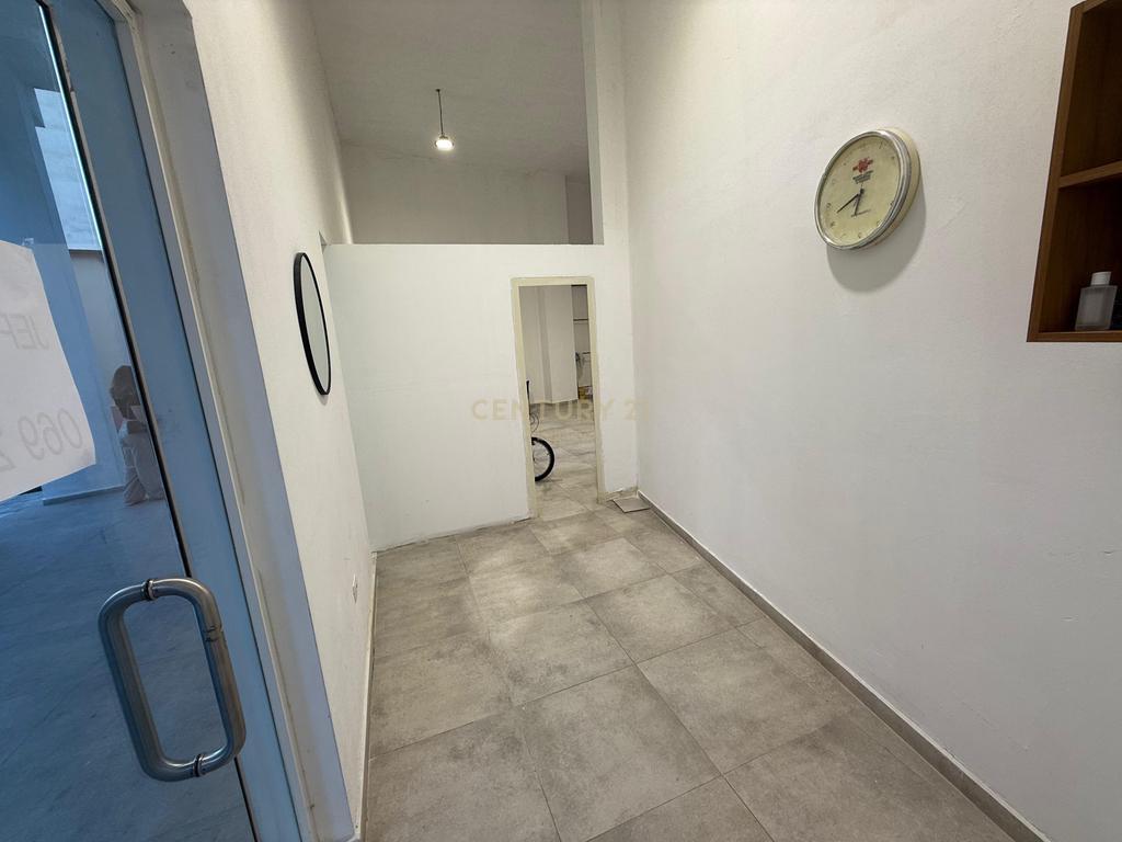 Ambient Komercial Me Qira në Rruga Barrikadave, Tirana 55 m²
