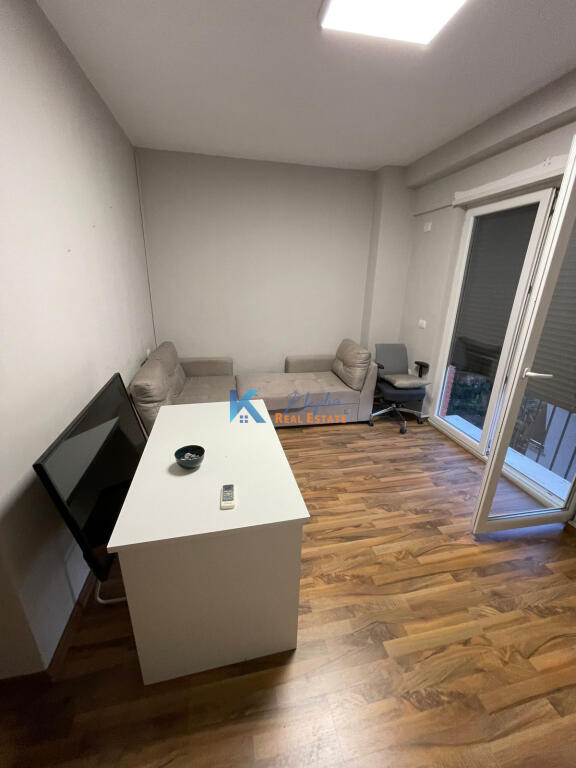 Spazio ufficio+Parcheggio in affitto a 21 Dhjetori, vicino a Abi Bank