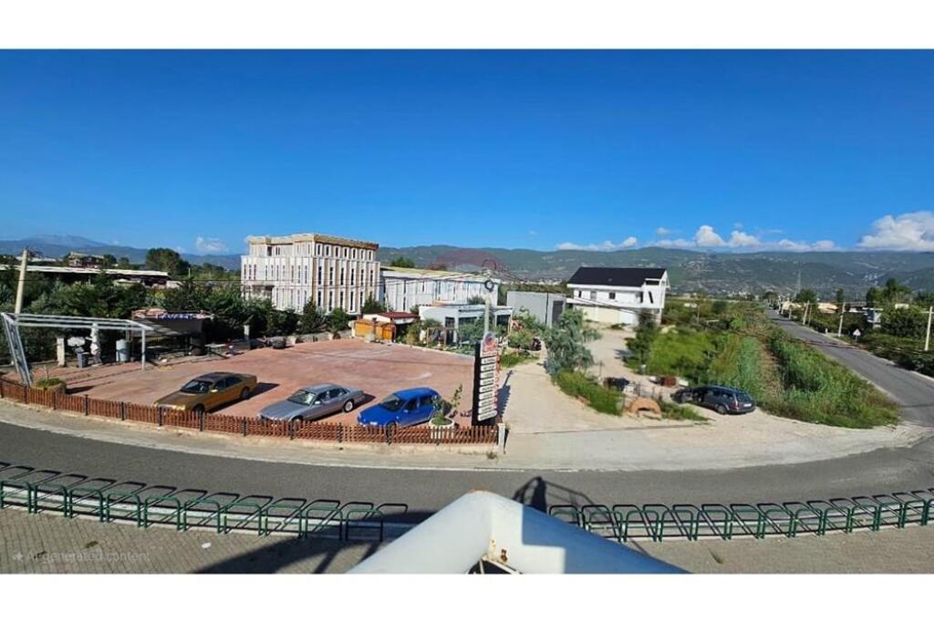 Building plus land for sale on the highway in Lac