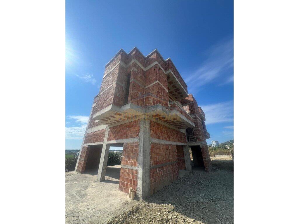 Shitet, Vilë 3-katëshe, Gjiri i Lalzit, Durres.