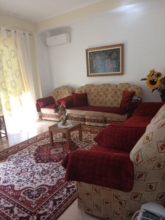 🏠Nella zona di 5 Maj, di fronte alla scuola “Tirana Jone”, si affitta il secondo piano di una villa, 2+1, arredato, 50.000 Leke 