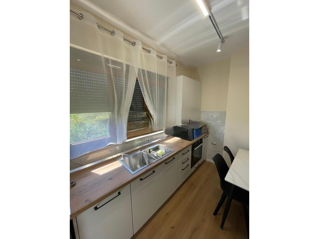 AFFITTIAMO IL PRIMO PIANO DI UNA VILLA  + POSTO AUTO ,ALI DEM ! 500 € /Mese
