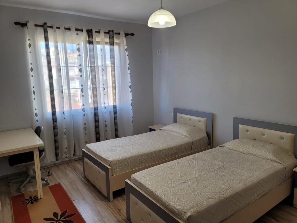🏢Via Durazzo, vicino al supermercato Spar, affittasi appartamento 2+1 arredato. 65.000 Leke