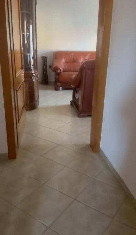Jepet me qera apartamenti 1+1 , rruga siri kodra prane hotel meridian Cmimi: 400 mije leke