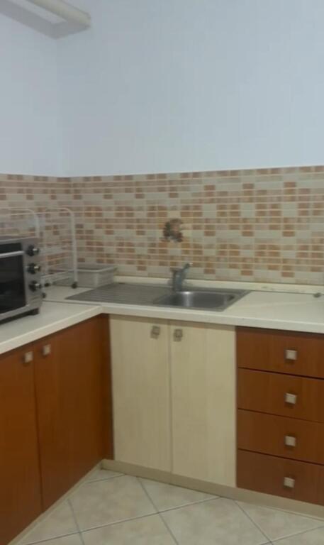 Appartamento 1+1 in affitto, via Siri Kodra vicino all'hotel Meridian  Prezzo: 400 mila leke