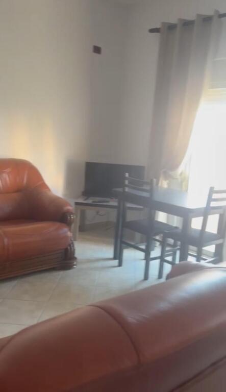 Jepet me qera apartamenti 1+1 , rruga siri kodra prane hotel meridian Cmimi: 400 mije leke
