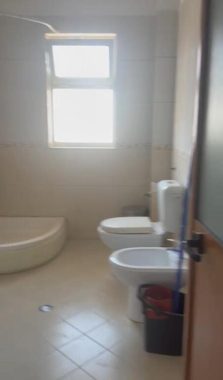 Jepet me qera apartamenti 1+1 , rruga siri kodra prane hotel meridian Cmimi: 400 mije leke