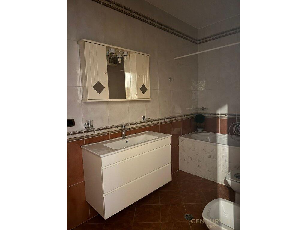 Appartamento 2+1+2 in Vendita a Bllok, Tirana