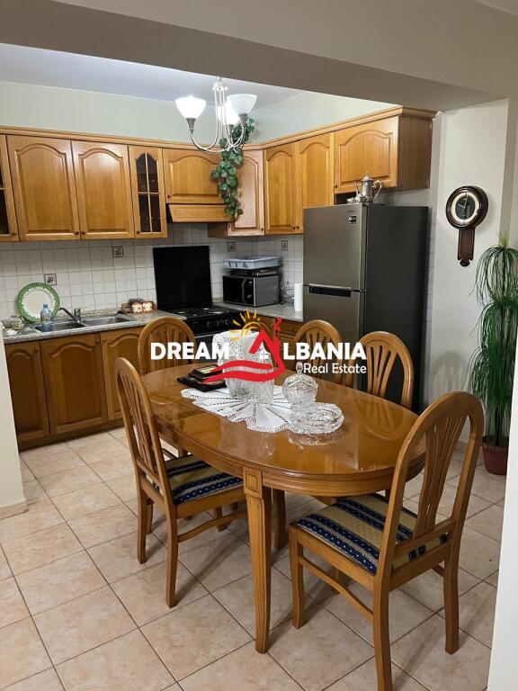 Appartamento 2+1 in affitto vicino alla Scuola “Deshmoret e Lirise” a Bllok, Tirana (ID 42215397)