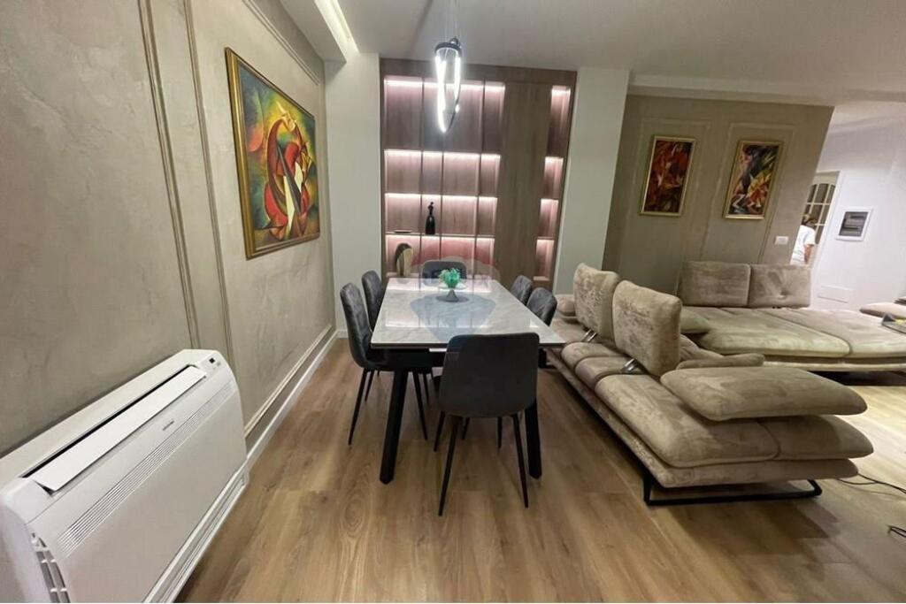 Si affitta un super appartamento 3+1 in via Kavaja vicino alla chiesa a Tirana!