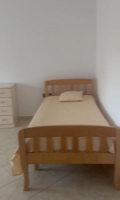 Jepet me qera apartamenti 1+1 , rruga siri kodra prane hotel meridian Cmimi: 400 mije leke