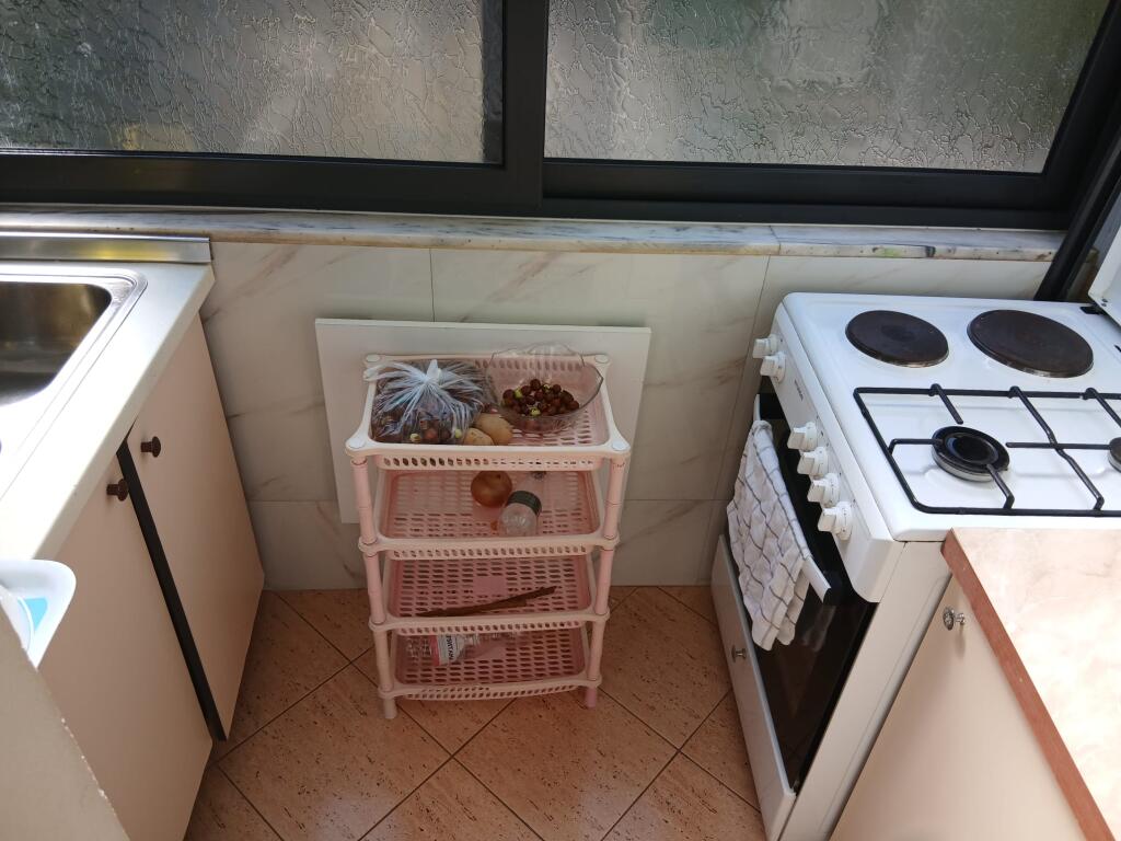 🏠Nella zona di 5 Maj, di fronte alla scuola “Tirana Jone”, si affitta il secondo piano di una villa, 2+1, arredato, 50.000 Leke 