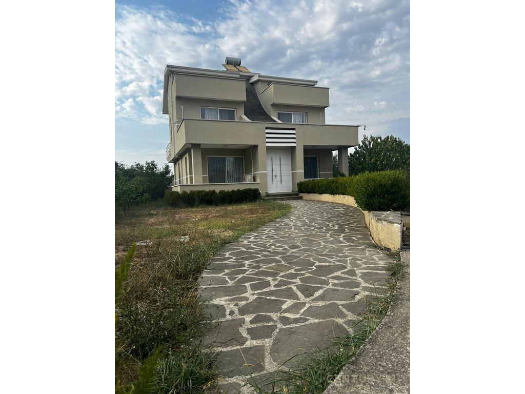 Affittasi villa su 3 piani a Prush 1.600 € /Mese