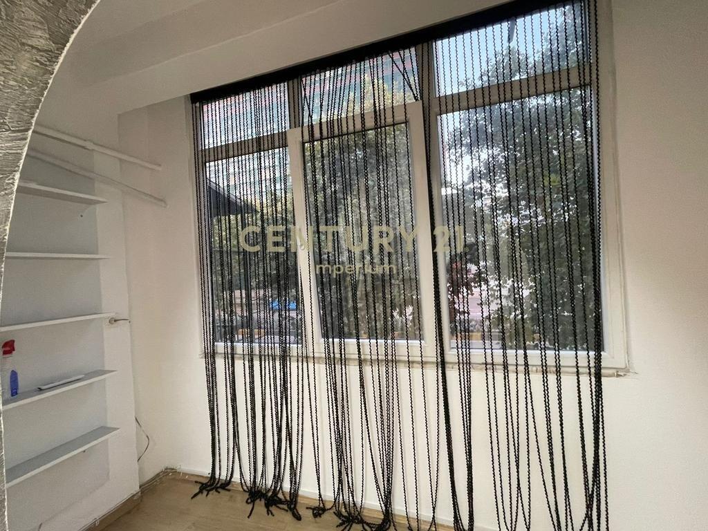Locale commerciale in Affitto in Via Kavaja, Di fronte a Square 21! 500 € /Mese