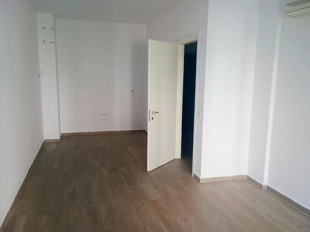 Locale Ufficio in Affitto – Via delle Barricate.