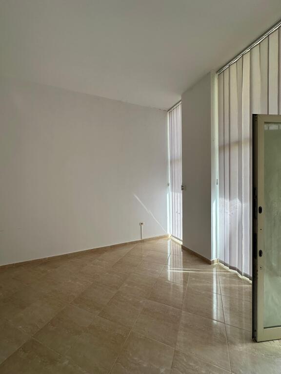 🏢 Ambient Komercial me Qira – Fresk, Tiranë 💶 Çmimi: 550 €/muaj