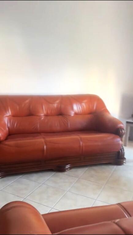 🏠Via Siri Kodra, vicino all'Hotel Meridian, si affitta il secondo piano di una villa, 1+1, arredato 40.000 Leke