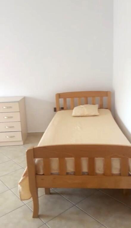 🏠Via Siri Kodra, vicino all'Hotel Meridian, si affitta il secondo piano di una villa, 1+1, arredato 40.000 Leke