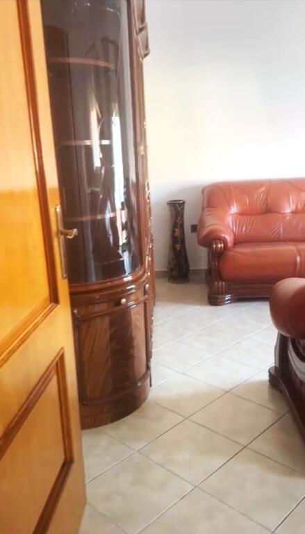 🏠Via Siri Kodra, vicino all'Hotel Meridian, si affitta il secondo piano di una villa, 1+1, arredato 40.000 Leke