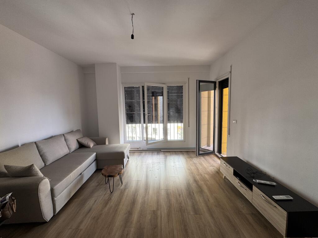 🏡 Jepet me qira apartament 1+1 📍 Pranë Shkollës së Kuqe 📌 Kati i 3-të 🏢 Pallat i vitit 2025 🛋️ I sapoarreduar  💶 Çmimi: 700 € (i diskutueshëm) 