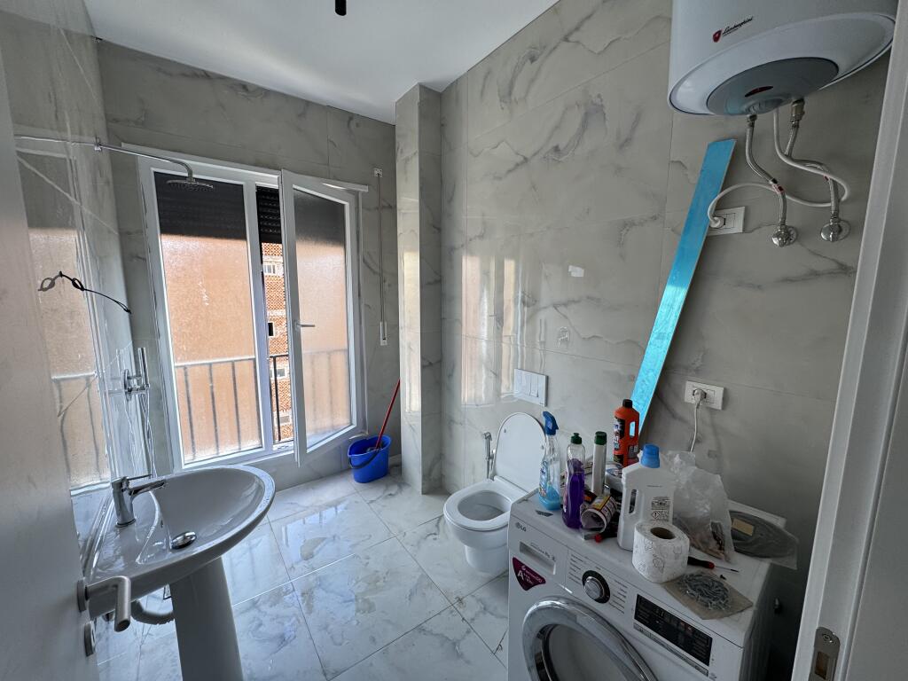 🏡 Jepet me qira apartament 1+1 📍 Pranë Shkollës së Kuqe 📌 Kati i 3-të 🏢 Pallat i vitit 2025 🛋️ I sapoarreduar  💶 Çmimi: 700 € (i diskutueshëm) 