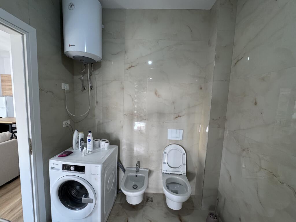 🏡 Appartamento 1+1 in affitto 📍 Vicino alla Scuola Rossa 📌 3° piano 🏢 Edificio del 2025 🛋️ Appena arredato  💶 Prezzo: 700 € (trattabile) 