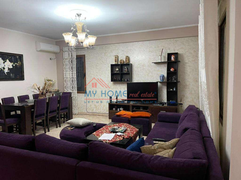 Appartamento 3+1 in vendita presso il Palazzo con Freccia Tirana