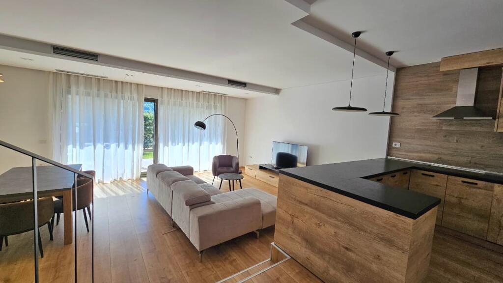 Villa di 3 piani in affitto vicino a Tegu / Tirana