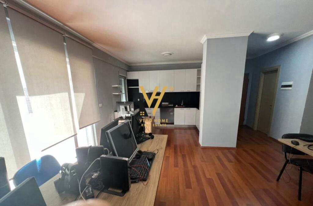 UFFICIO 130 M2 IN AFFITTO AL 5 MAJI, CENTRO CONCORD 950 EURO