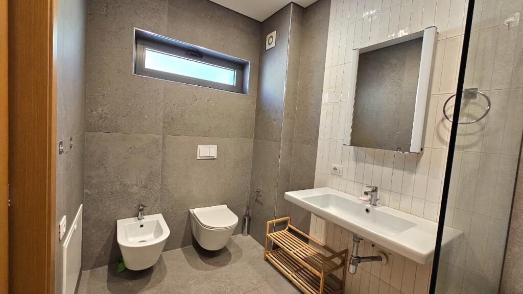 Affittasi villa su due piani, locale, vicino a Tegu/Tirana