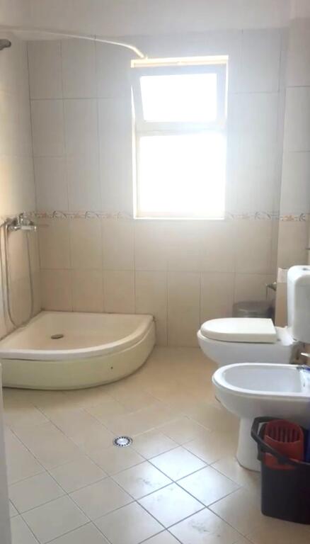 🏠Via Siri Kodra, vicino all'Hotel Meridian, si affitta il secondo piano di una villa, 1+1, arredato 40.000 Leke