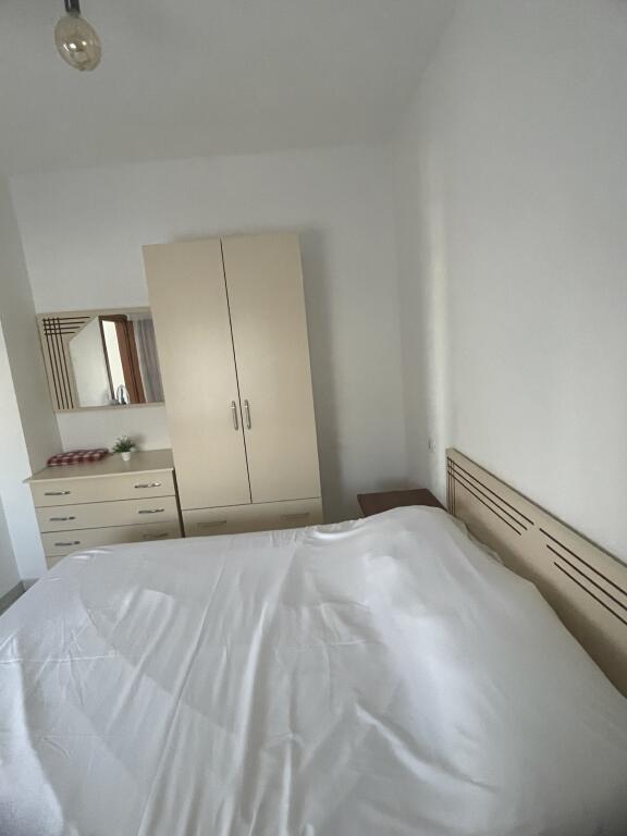 Jepet me qira afatgjatë 🏖️ super apartament 1+1 me pamje nga deti 🌊 tek Rrota Kuqe.