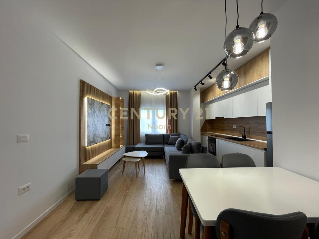 AFFITTASI PIANO DI UNA VILLA A KOMBINAT!